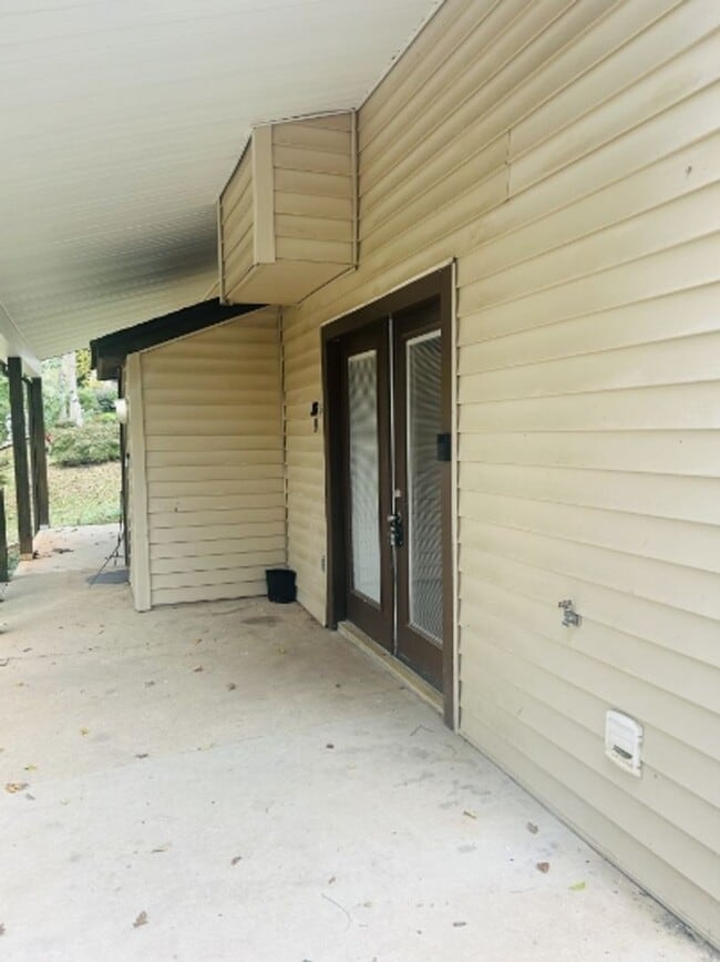 Building Photo - 2/1 Available For Move In Now!