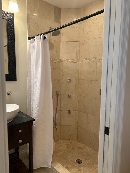 Building Photo - 403 W Eugenie St