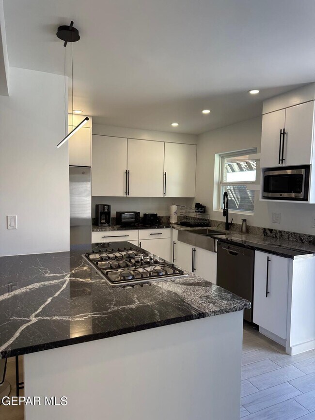 Building Photo - 350 Thunderbird Dr