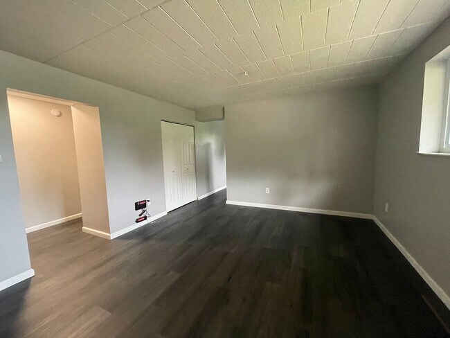 Building Photo - Updated 1 Bedroom in Bellevue with Off Str...