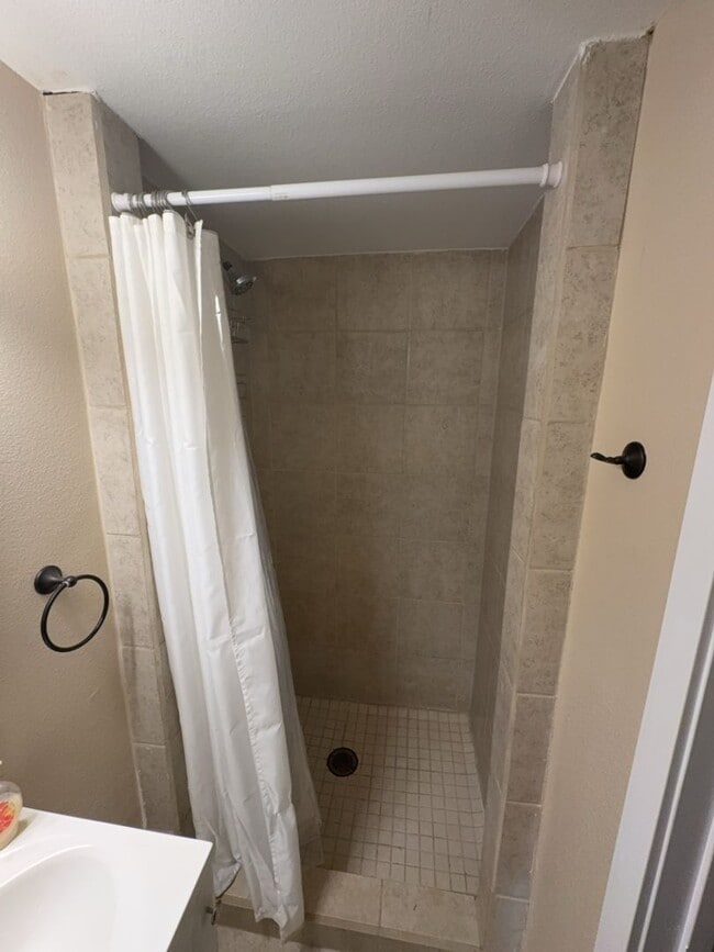 Building Photo - Beautifully Updated 3 Bedroom 2 Bath Home ...