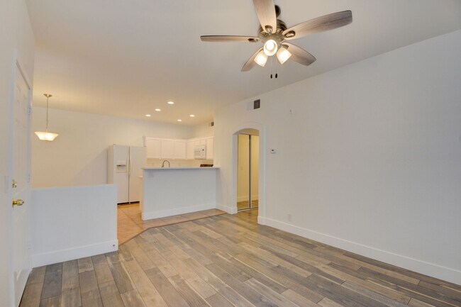 Building Photo - Beautiful 1 BR 1 Bath condo in Green Valle...