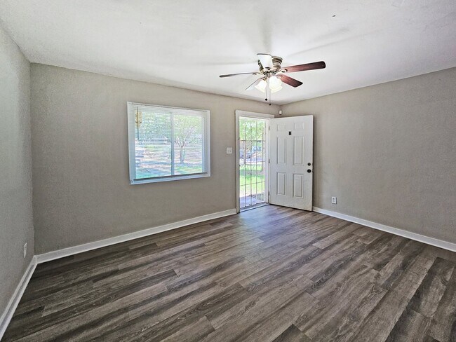 Building Photo - 2/1 Duplex Near Hank Aaron Dr - Housing Vo...
