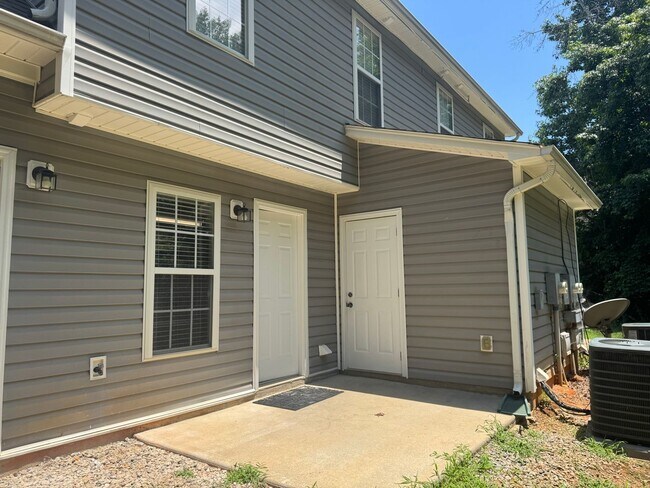 Building Photo - Three Bedroom Townhouse in Sherrills Ford with Bonus Room