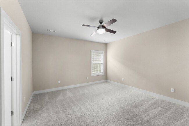 Building Photo - 830 NE Hts Ln