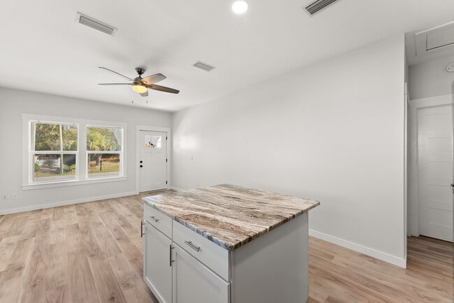 Building Photo - 2566 Oak St