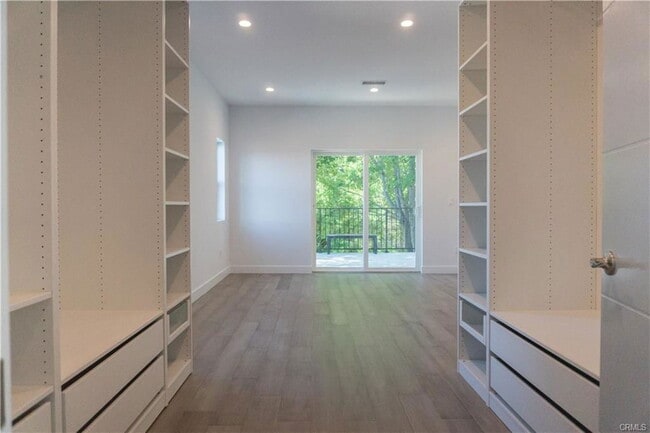 Building Photo - 6848 Encino Ave