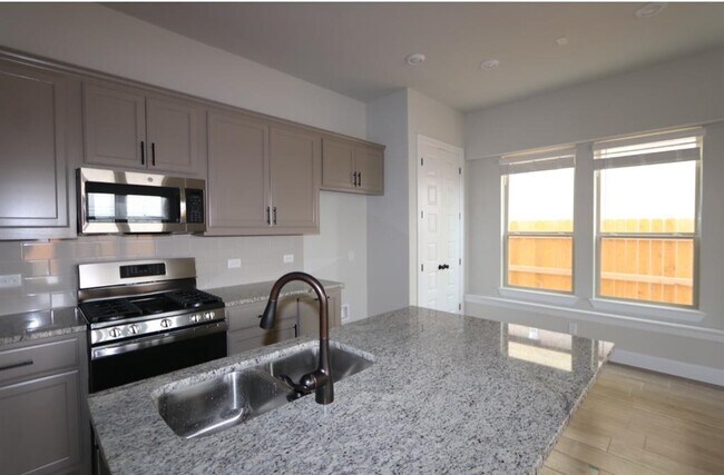 Building Photo - 2810 Sebring Cir