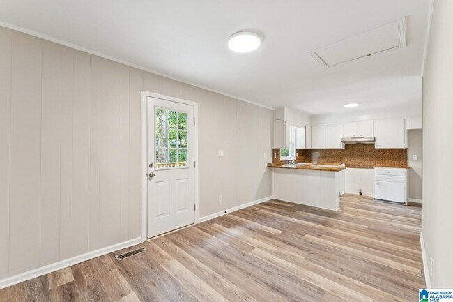 Building Photo - 1404 4th Pl NW