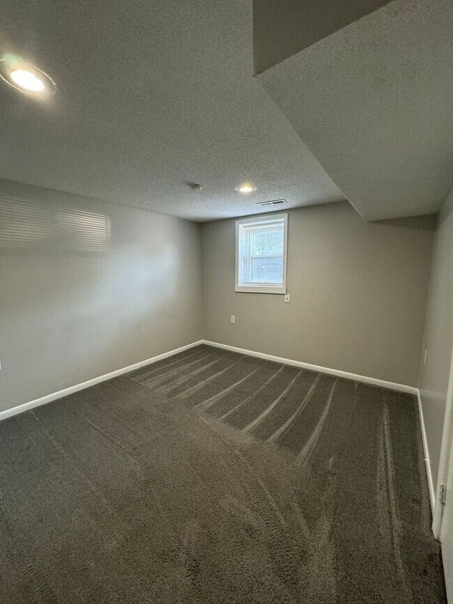 Building Photo - Cozy & Convenient 2BR with Patio