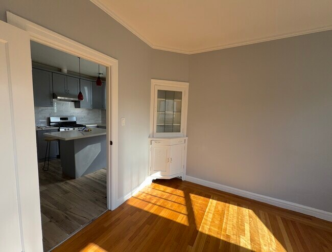 Building Photo - 102 Oakmont Ave