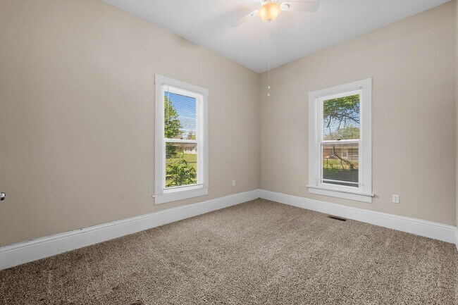 Building Photo - 2 or 3 bed/1 bath house in Indian Hills av...