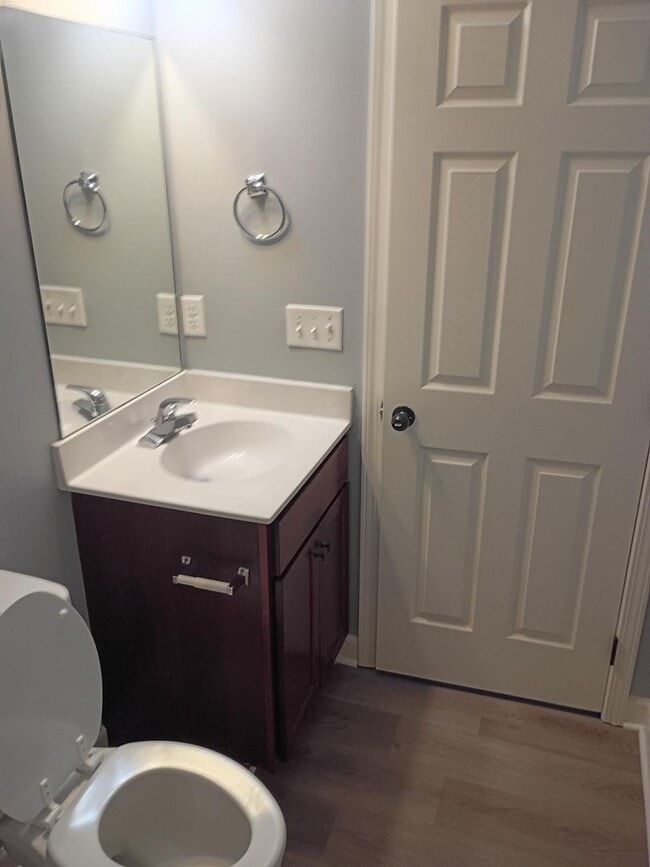 Building Photo - Beautiful Three Bedroom, Two Bathroom Sing...