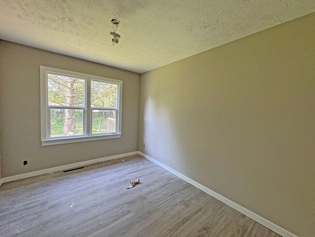 Building Photo - 3 bedroom home near Mercy!