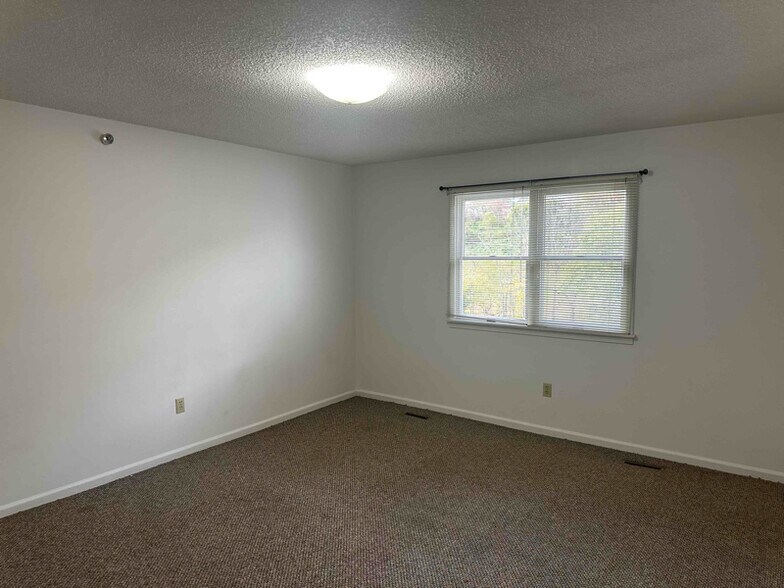 Building Photo - 525 Sulphur Spring Rd