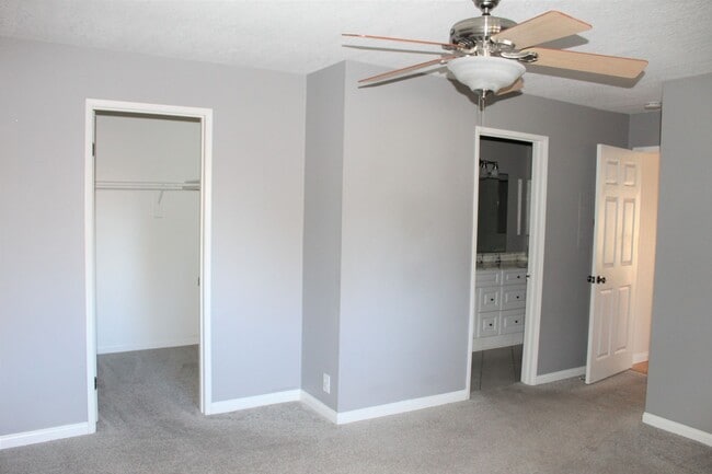 Building Photo - Updated Parkside Condo with Large Deck!