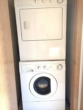 Building Photo - Great Sunny upstairs 2bed with washer&dryer