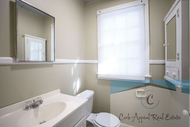 Building Photo - Recently renovated 3 bed, 1.5 bath home - back deck, garage, fenced yard!!