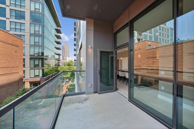 Building Photo - 250 W Spring St