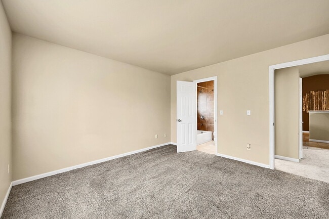Building Photo - $2,095, 3 bed, 2 bath, located in Colorado...