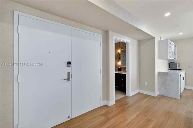 Building Photo - 700 NE 24th St