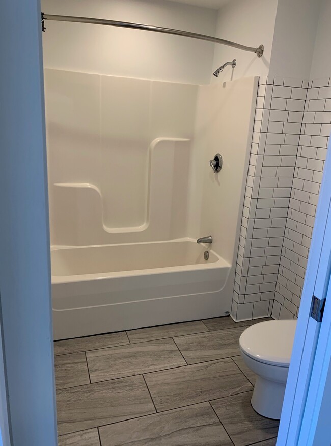 506 bathroom - 39 Dexter Ave