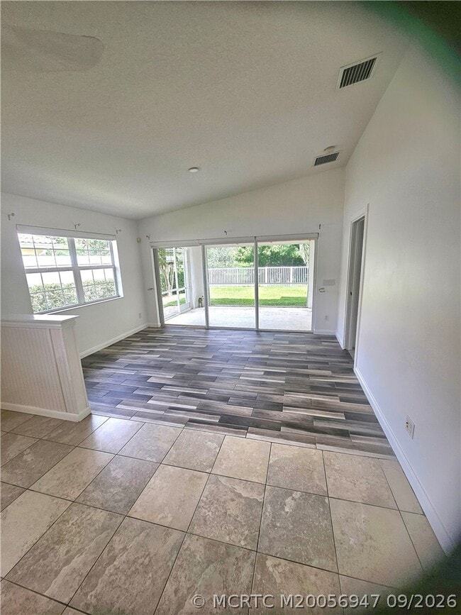 Building Photo - 11208 SW Pembroke Dr