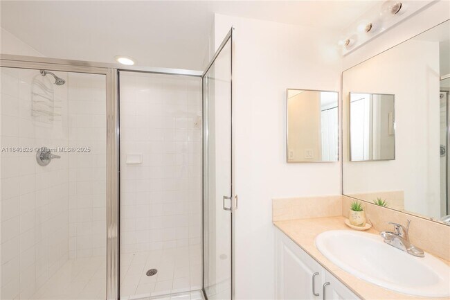 Building Photo - 1155 Brickell Bay Dr