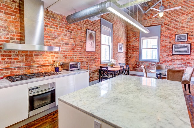 Building Photo - 246 N Court St