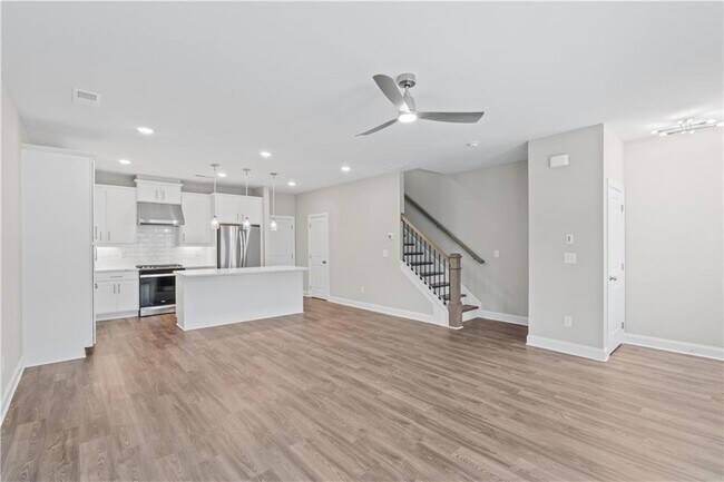 Building Photo - 2410 Lakeshore Ln