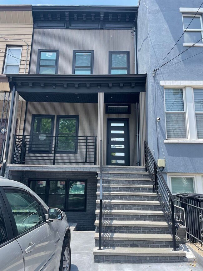 Primary Photo - 331.5 Webster Ave
