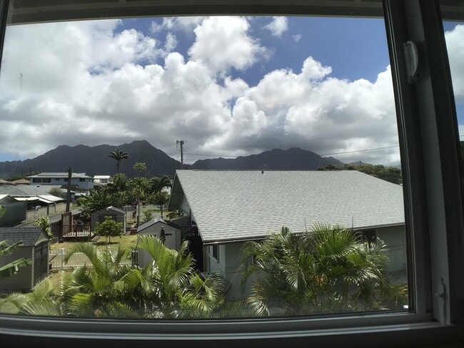 Building Photo - Waikalua Bayside Newer Community! 3 Bed 3.5 Bath home Ocean/mountain views.