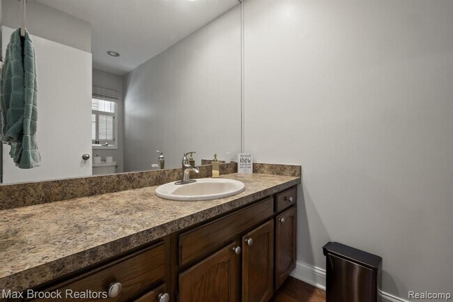 Building Photo - 1125 Meadowglen Ct
