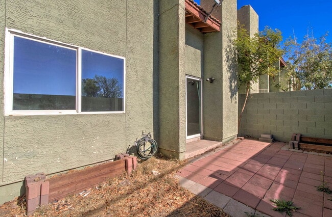 Building Photo - 2202 W Glenrosa Ave