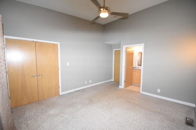 Building Photo - Large 2 Bedroom Condo For Rent Near Historic Downtown Clarksville!