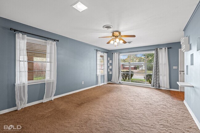 Building Photo - Home For Rent!