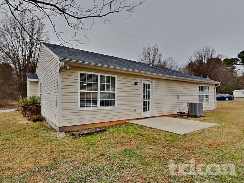 Building Photo - 301 Bedford Park Dr