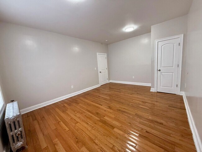 Building Photo - 546 Bergen Ave