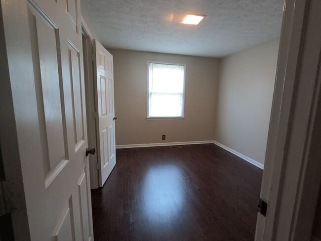 Building Photo - 705 Heritage Square Dr