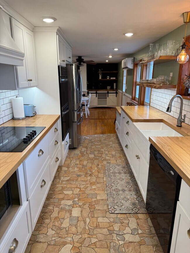 Building Photo - 558 Shippensburg Rd