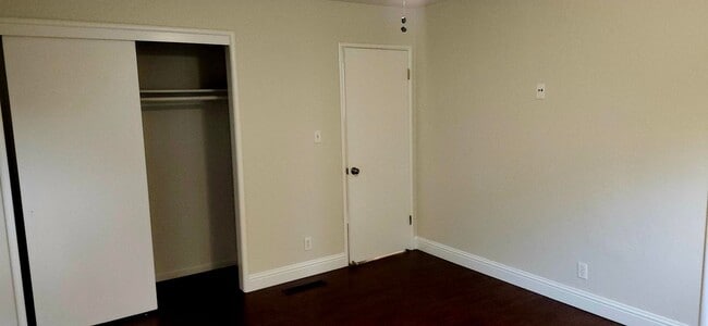 Building Photo - Beautiful Home with Pool, Garage – Availab...