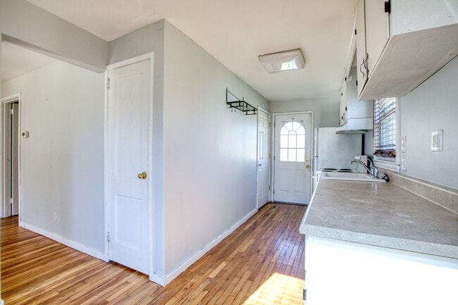 Building Photo - 3 Bedroom Single Family Rental - Fenced in yard