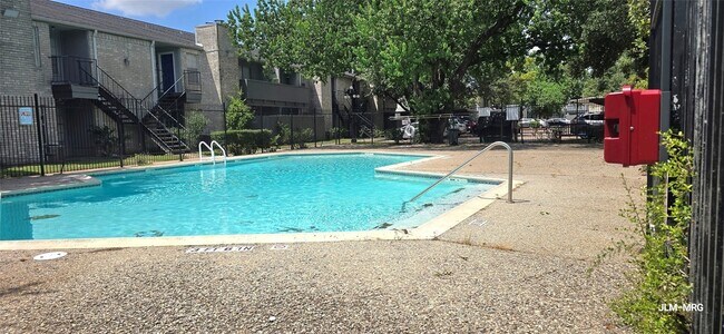 Building Photo - 9700 Leawood Blvd