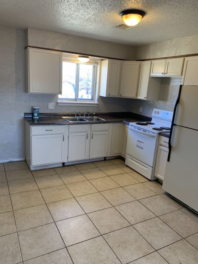 Building Photo - 1108 JANEWAY