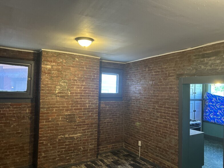 Living/Dining Room - 239 Zara St