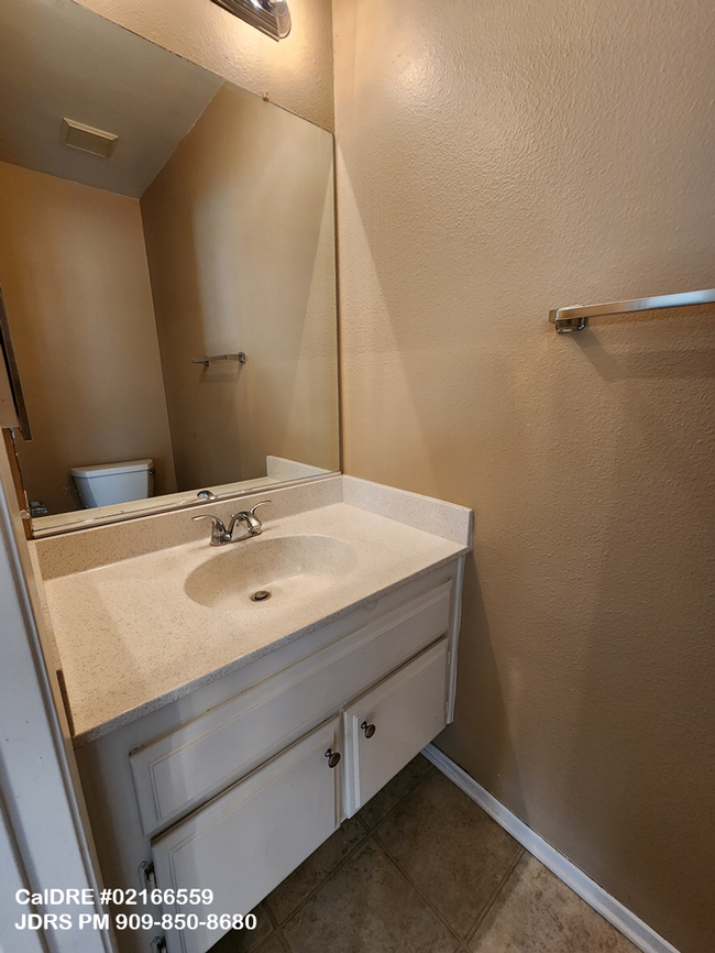 Building Photo - Price Lowered! Ontario 2 bedroom Townhouse