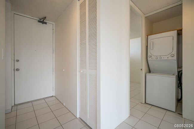 Building Photo - 2121 Ala Wai Blvd