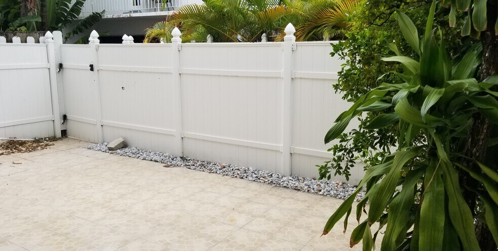 Building Photo - 802 Raymond St