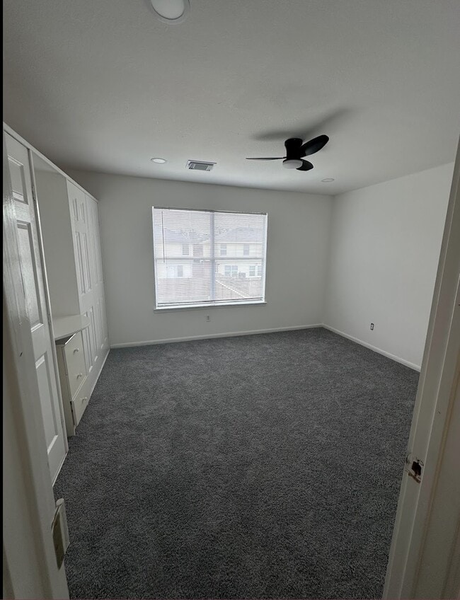 Building Photo - 9611 Rads Point