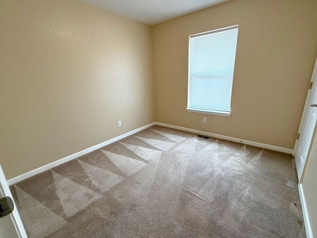 Building Photo - 3 bedroom, 2 bath home with double garage